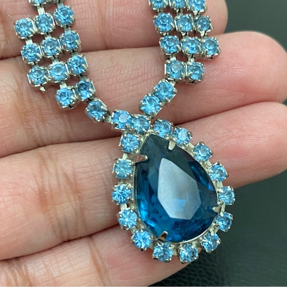 Vintage Unsigned Juliana? Blue Teardrop Pendant Rhinestone Silver Tone Necklace - Picture 10 of 13